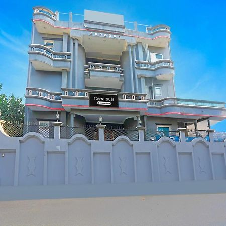 Super Townhouse Vijay Khand Gomti Nagar Лакхнау Екстер'єр фото