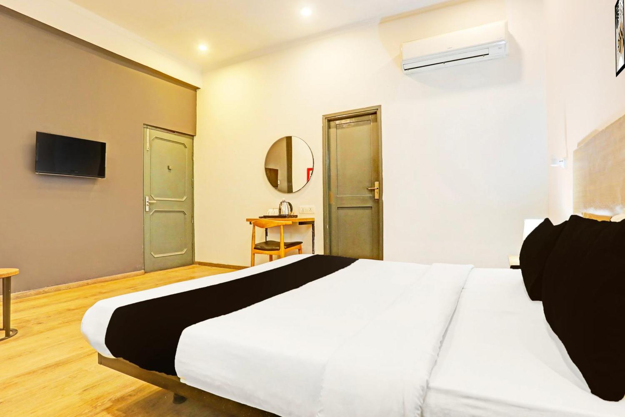 Super Townhouse Vijay Khand Gomti Nagar Лакхнау Екстер'єр фото